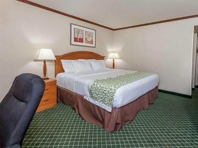 Days Inn & Suites By Wyndham Warren Zewnętrze zdjęcie
