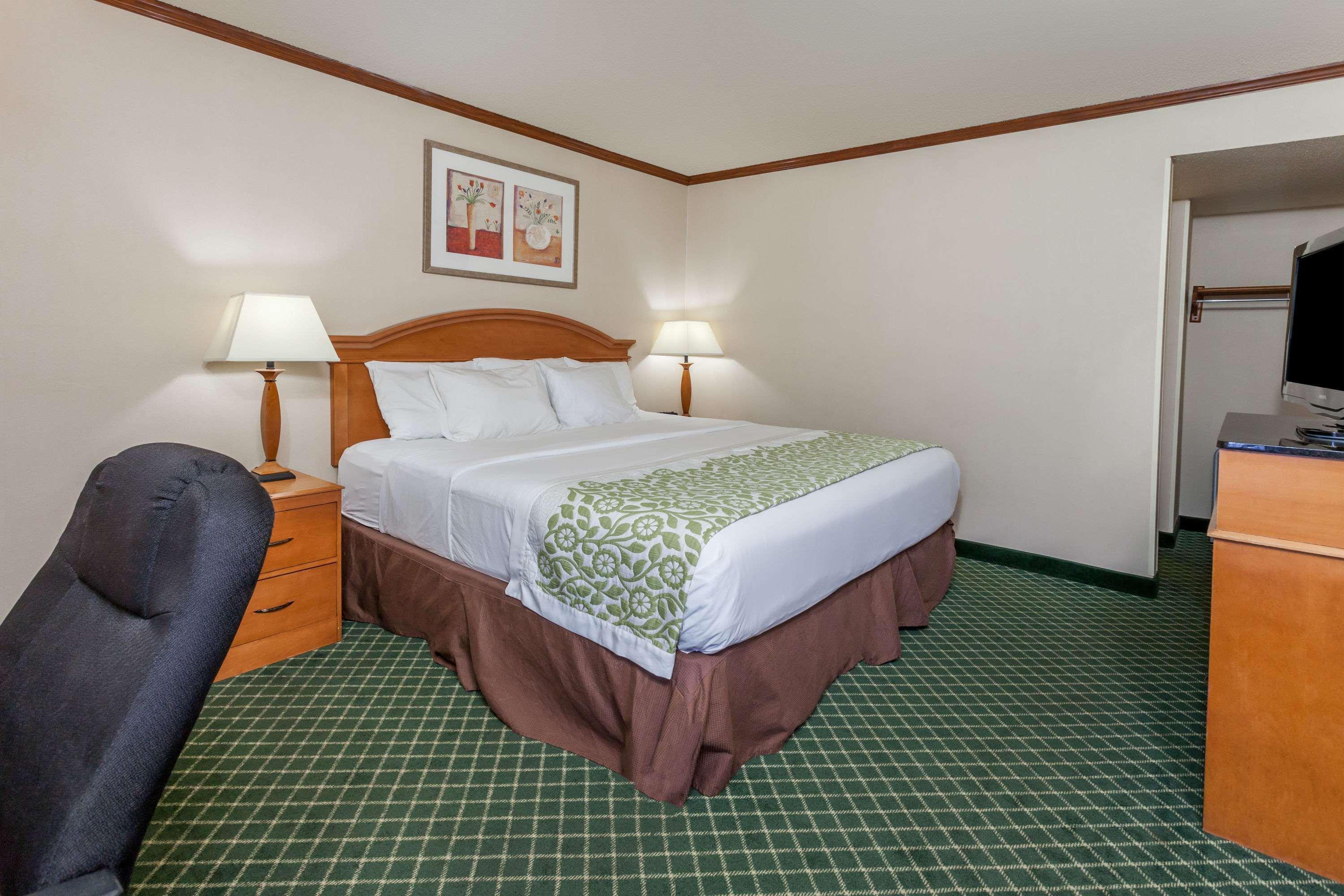 Days Inn & Suites By Wyndham Warren Zewnętrze zdjęcie