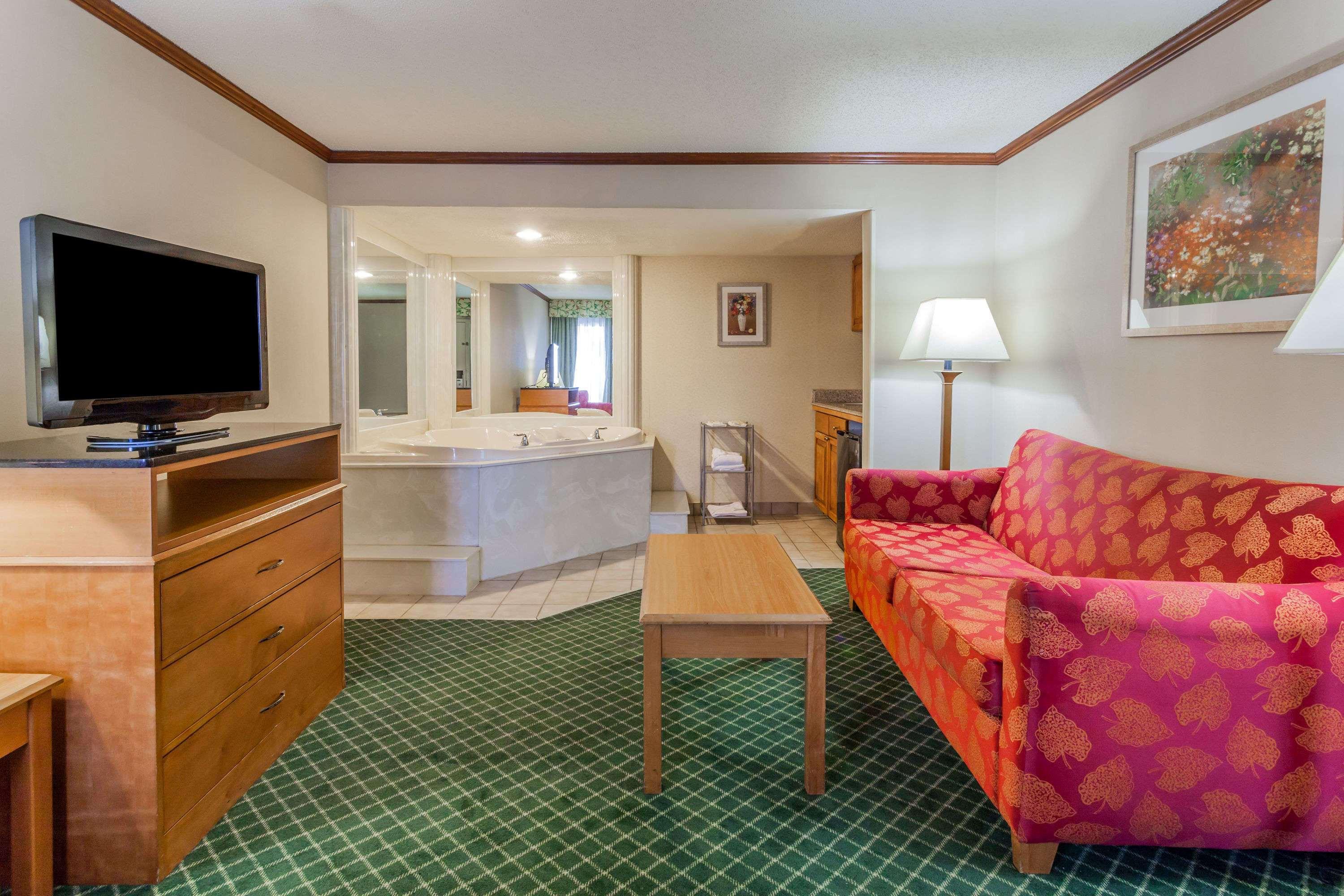 Days Inn & Suites By Wyndham Warren Zewnętrze zdjęcie