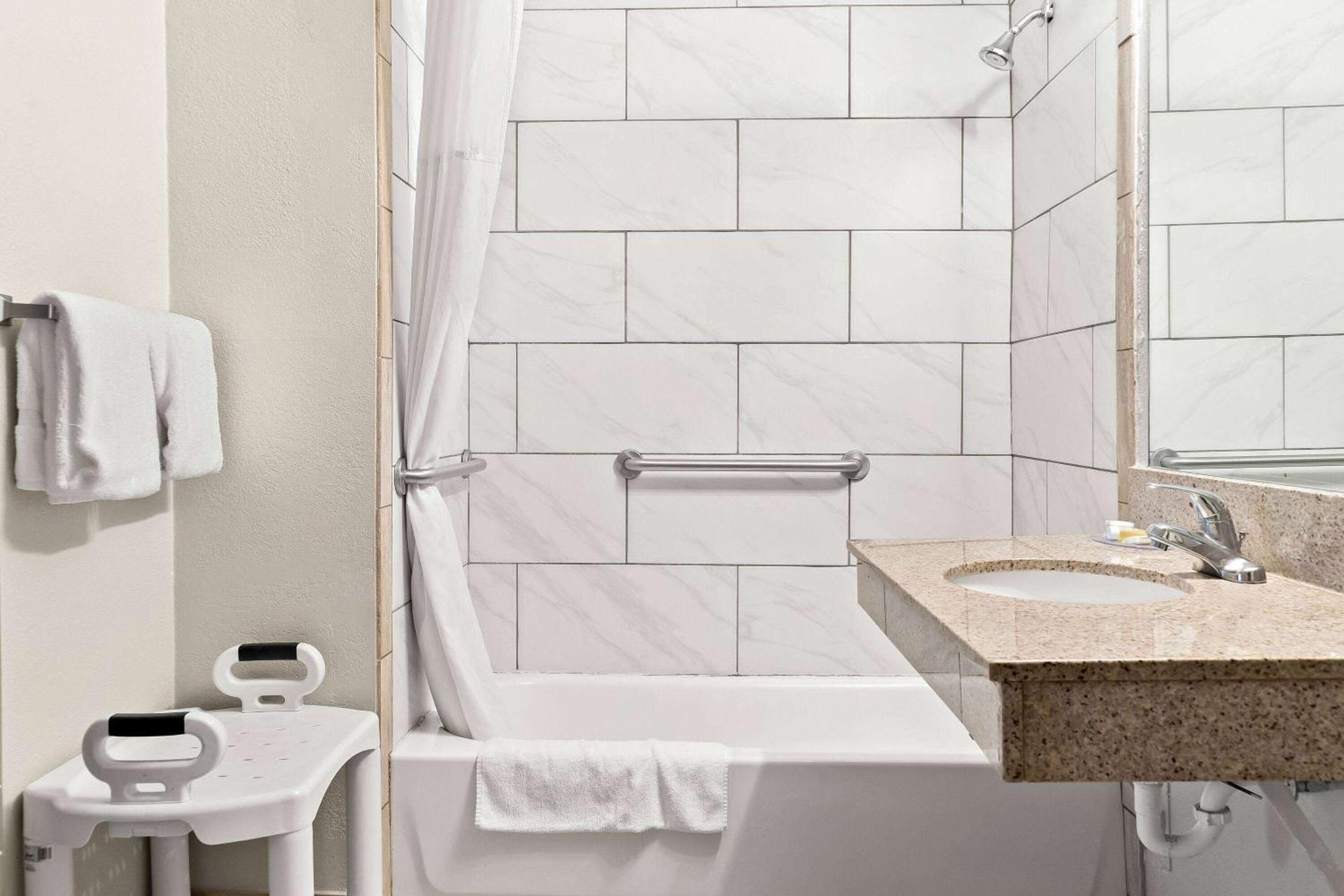 Days Inn & Suites By Wyndham Warren Zewnętrze zdjęcie