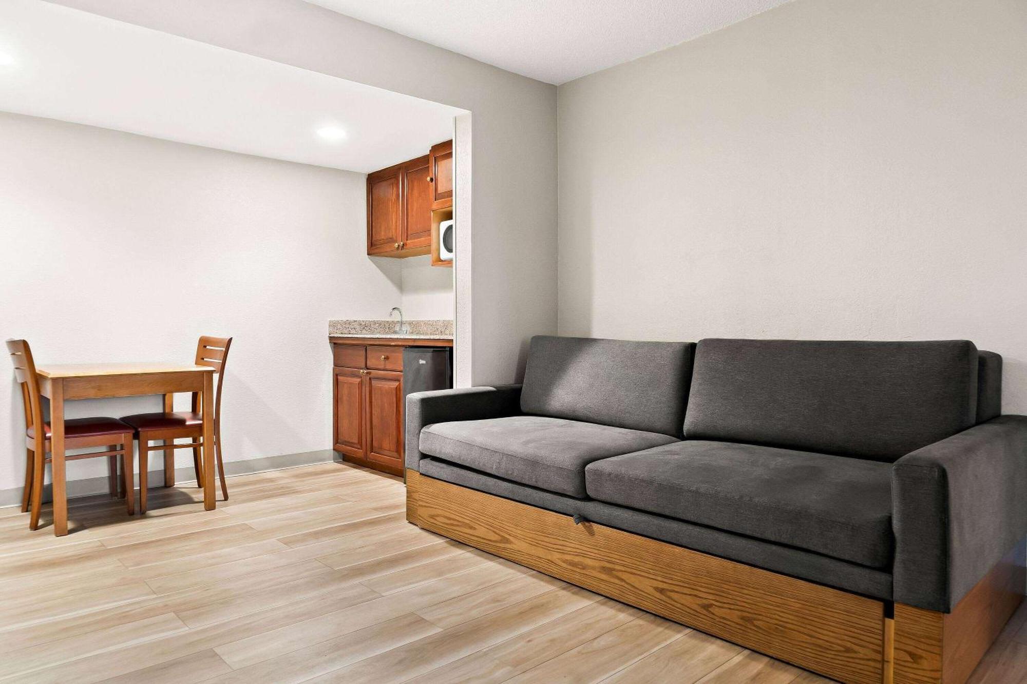 Days Inn & Suites By Wyndham Warren Zewnętrze zdjęcie