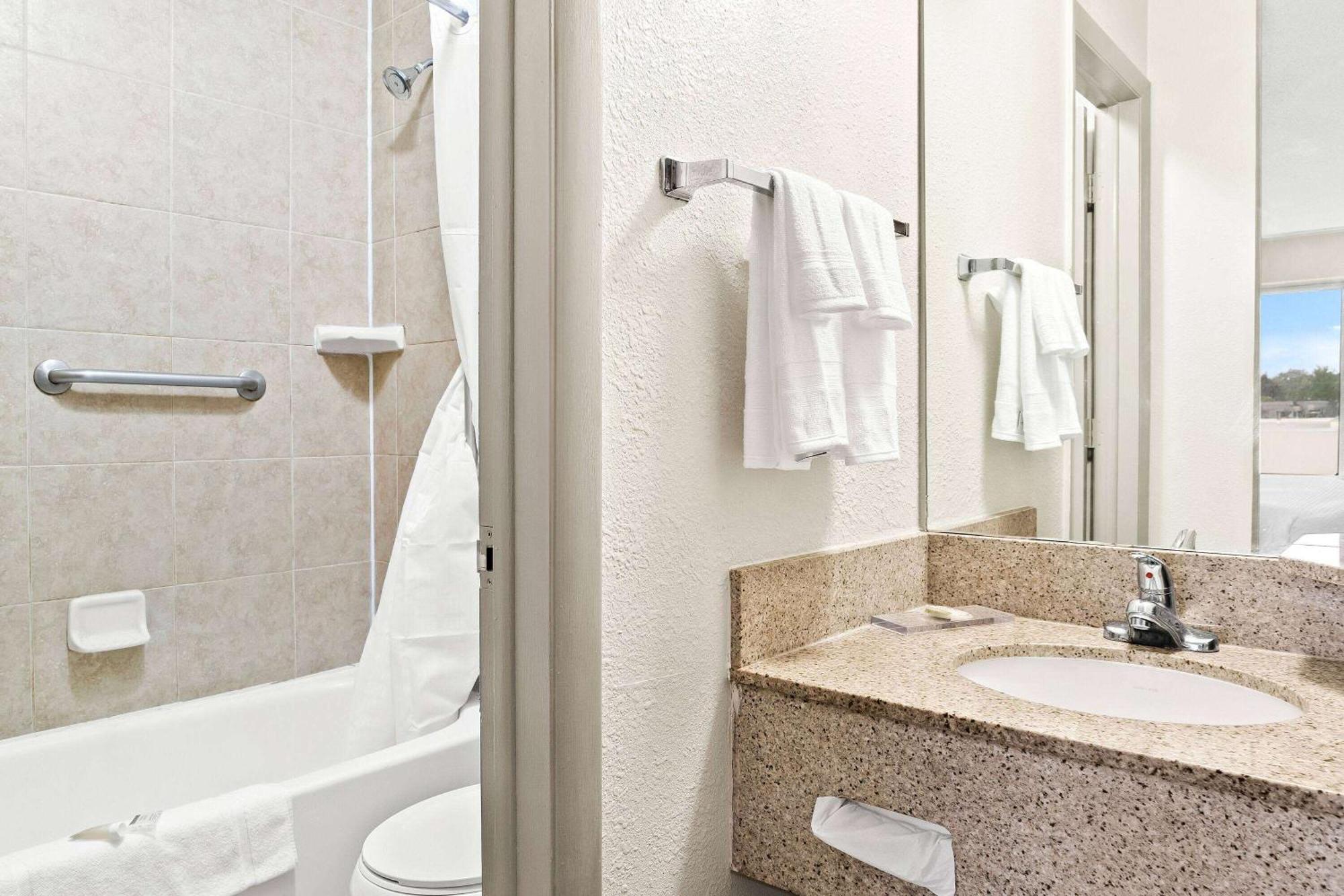 Days Inn & Suites By Wyndham Warren Zewnętrze zdjęcie
