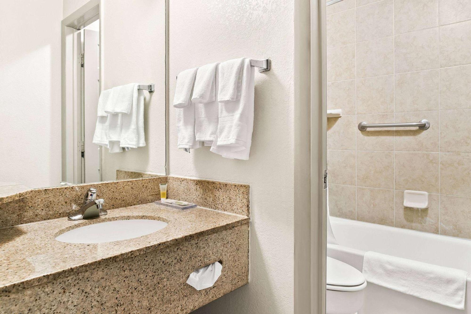 Days Inn & Suites By Wyndham Warren Zewnętrze zdjęcie